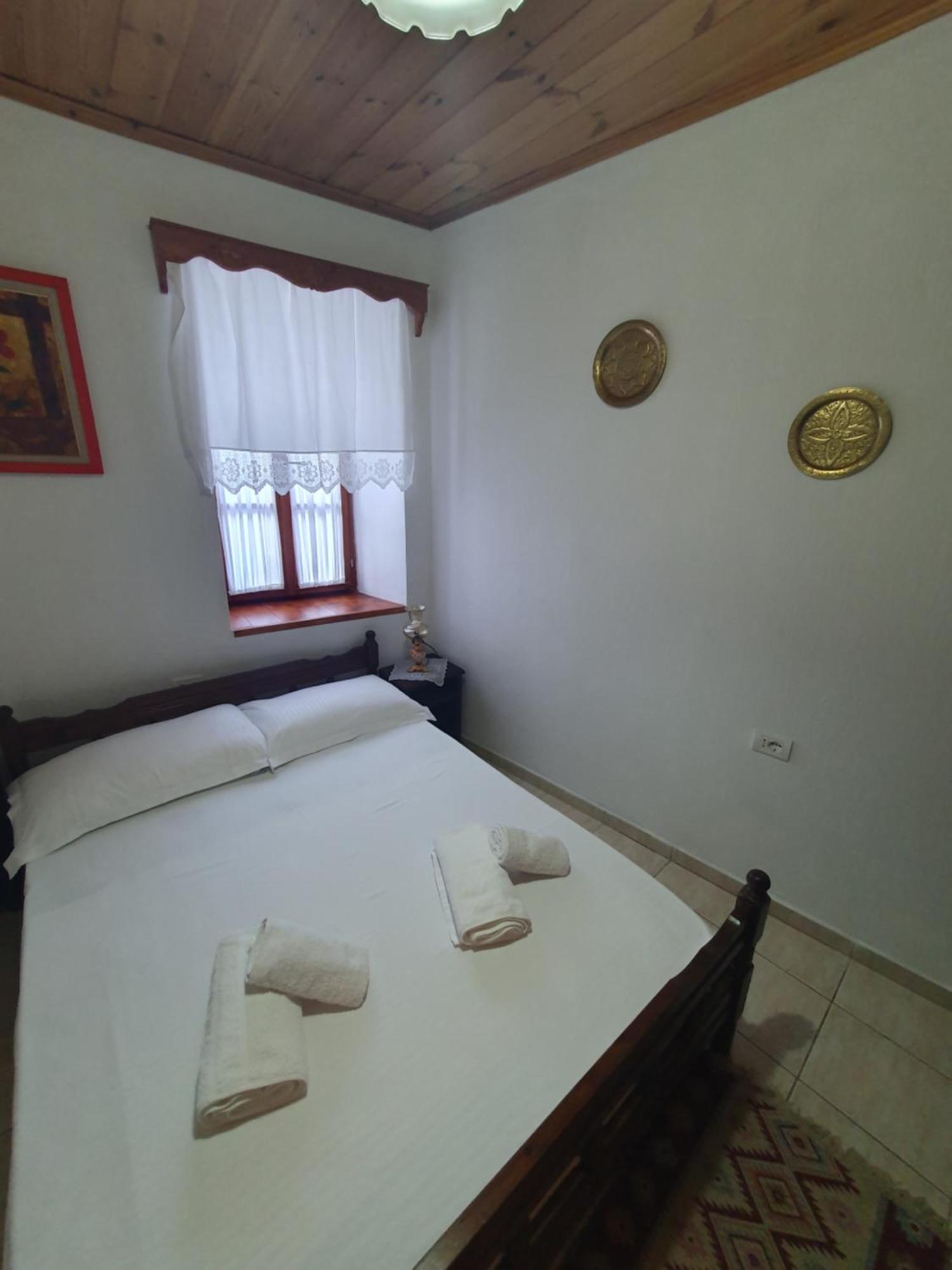 Santa Room-Old Bazaar Center-Gjirokastër الغرفة الصورة
